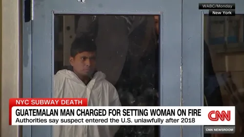 رجل غواتيمالي متهم بإشعال النار في امرأة في مترو نيويورك، يظهر في قاعة المحكمة مرتديًا ملابس بيضاء، بعد اعتقاله.