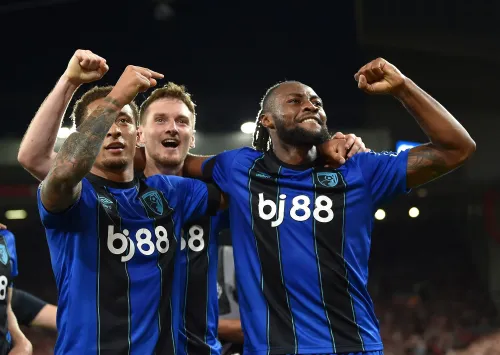 لاعبو بورنموث يحتفلون بعد تسجيل الأهداف، مع تعبيرات الفرح والدعم في مواجهة الإساءة العنصرية خلال مباراة ضد ليفربول.