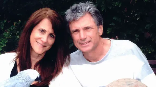 صورة لروبن كاي وزوجها توماس ديلوكا، اللذين قُتلا في منزلهما بلوس أنجلوس، مع تفاصيل عن حياتهم المهنية.