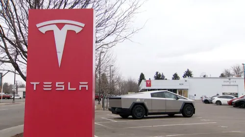 علامة تسلا الحمراء مع سيارة تسلا سايبرترك في موقف سيارات، تشير إلى موقع الهجوم على وكالة تسلا في كولورادو.