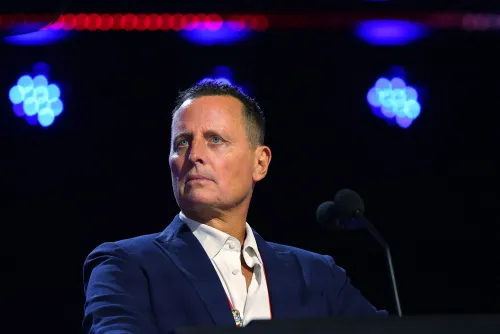 ريتشارد غرينيل، المبعوث الرئاسي ورئيس مركز كينيدي، يظهر في حدث عام مع إضاءة خلفية ملونة، وسط أجواء متوترة بعد تلقيه تهديدات.