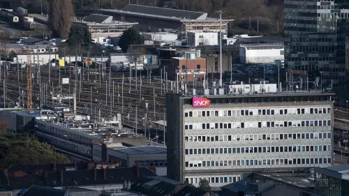 مبنى شركة السكك الحديدية الفرنسية SNCF في محطة قطار نانت، حيث تم تغريم رجل لاستخدامه مكبر الصوت في هاتفه المحمول.