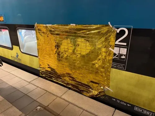 غطاء إنقاذ ذهبي يغطي نافذة قطار في محطة ليرته، حيث كانت عملية إنقاذ رجل عالق تحت مسند ذراع القطار جارية.