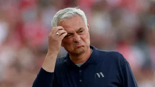 جوزيه مورينيو مدرب ريال مدريد يظهر بتعبير حائر خلال مباراة، مع تأثيره في تجديد عقد تشواميني حتى 2031.