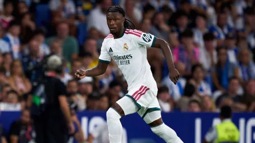 إدواردو كامافينغا لاعب وسط ريال مدريد في مباراة لكرة القدم، مع احتمالية انتقاله إلى مانشستر يونايتد لتعزيز خط الوسط.