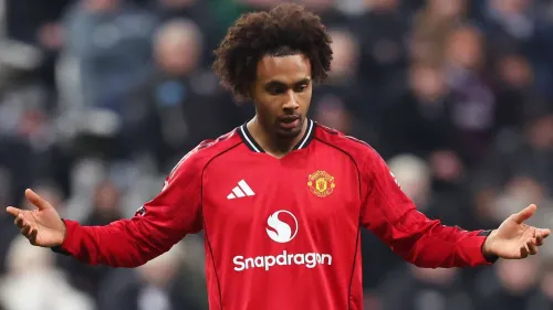 لاعب مانشستر يونايتد جوزوا زيركزي أثناء مباراة، ضمن مفاوضات تبادل مع يوفنتوس لتعزيز الخط الهجومي في سوق الانتقالات الصيفية 2024.