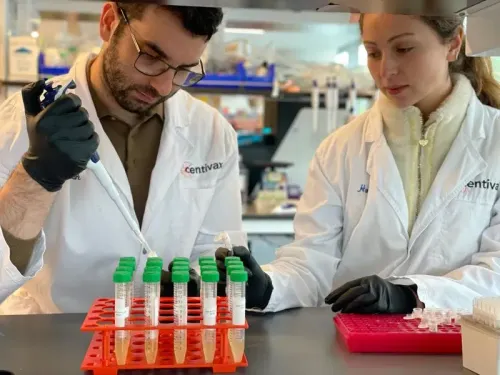 باحثان يعملان في مختبر شركة "سينتيفاكس"، حيث يقومان بتحضير عينات من الأجسام المضادة لدراسة تأثيرها على سموم الثعابين.