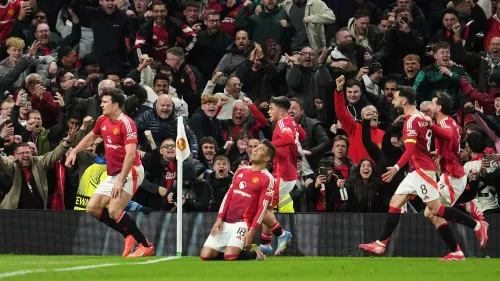 احتفال حماسي للاعبين وجماهير مانشستر يونايتد بعد تسجيل هدف في مباراة مثيرة ضد ليون، حيث أظهروا روح الفريق والإصرار على الفوز.