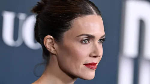 ماندي مور تظهر في حدث رسمي، تعبيرها يحمل مشاعر الحزن بسبب فقدان منزلها في حريق إيتون بألتادينا.