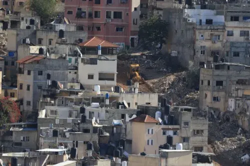 منازل مدمرة في منطقة مكتظة بالسكان في الضفة الغربية، تعكس آثار التهجير وهدم المنازل بسبب التوترات المستمرة.