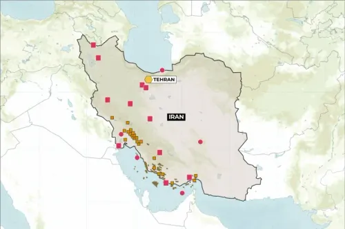 خريطة توضح مواقع المنشآت النفطية والغازية الإيرانية، بما في ذلك حقول النفط والمصافي، في سياق التصعيد العسكري.