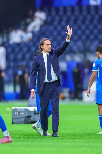مدرب الهلال سيموني إنزاجي يلوح بيده في ملعب NEOM بالرياض خلال مباراة دوري Joy Elite للشباب بعد فوز فريقه 4-0.