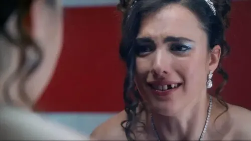 مارغريت كوالي تظهر بتعبير قلق في مشهد من فيلم \"The Substance\"، حيث تعكس تجاربها مع الأطراف الاصطناعية وتأثيرها على بشرتها.