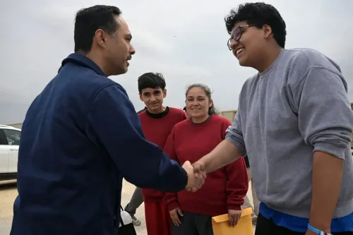 لقاء مؤثر بين النائب خواكين كاسترو وعائلة غاميز كوييار بعد إطلاق سراحهم من احتجاز الهجرة، حيث يظهر الفرح والتواصل الإنساني.