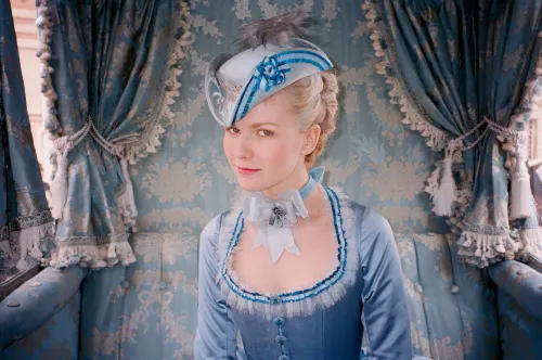 كيرستن دنست بزي تاريخي أزرق من فيلم "Marie Antoinette" لسوفيا كوبولا، يعكس أزياء ميلينا كانونيرو الحائزة على الأوسكار.