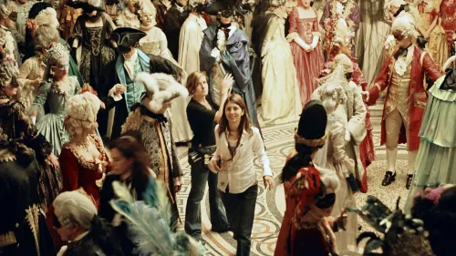 سوفيا كوبولا وسط فريق تصوير يرتدي أزياء تاريخية لفيلم «Marie Antoinette» في مشهد يعكس أجواء بلاط فرساي الملكي.