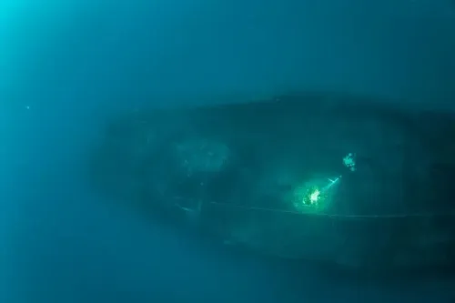 اكتشاف حطام السفينة SS Nantes الغارقة منذ 140 عامًا، يظهر غواصًا يستكشف الموقع تحت الماء، مع تفاصيل السفينة المحفوظة.