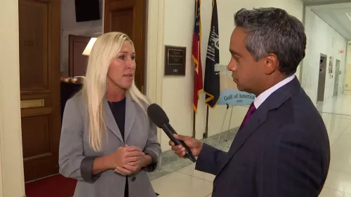 مقابلة مع النائبة مارجوري تايلور جرين، حيث تناقش انقسام الحزب الجمهوري حول التدخل في إيران وموقفها المعارض للحروب الخارجية.