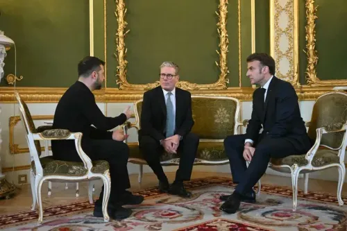 اجتماع بين ثلاثة رجال في غرفة فاخرة، حيث يجلس الرئيس الأوكراني زيلينسكي مع مسؤولين، في سياق السياسة الدولية وتحديات العلاقات الكندية الأمريكية.