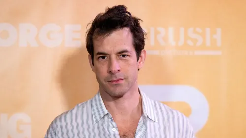 مارك رونسون يظهر في حدث عام، حيث يعبر عن إصابته خلال عرض دي جي، مما أدى إلى توقف الحفل.