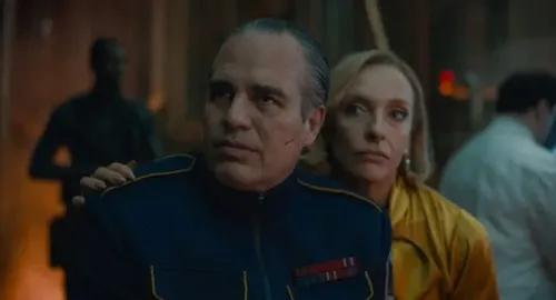 مارك روفالو وتوني كوليت يجسدون شخصيات سياسية في فيلم "ميكي 17"، مع أجواء درامية تعكس التوترات الإنسانية في الفضاء.