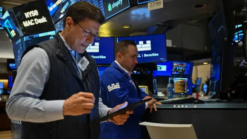 تداول المتعاملون في سوق الأسهم الأمريكية في بيئة متقلبة، مع التركيز على تأثيرات البيانات الاقتصادية والتوترات الجيوسياسية.