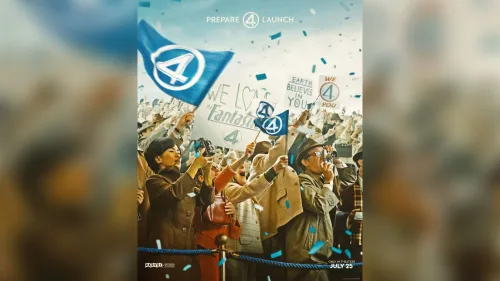 حشد كبير من المعجبين يحملون لافتات وأعلام في حدث إطلاق فيلم "The Fantastic Four: الخطوات الأولى"، مع أجواء احتفالية.