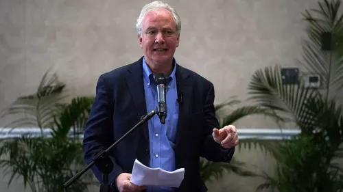 السيناتور كريس فان هولين يتحدث في مؤتمر صحفي، مع التركيز على قضيته المتعلقة بكيلمار أرماندو أبريغو غارسيا في السلفادور.