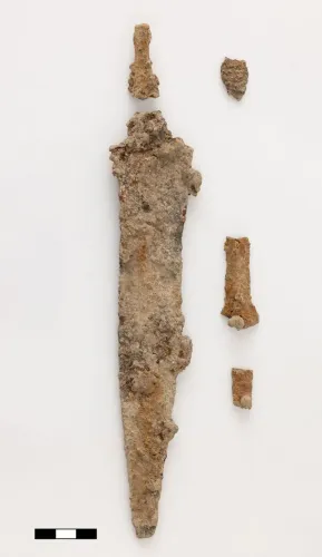 اكتشاف قطع أثرية من خنجر حديدي يعود للعصر الروماني، تظهر تفاصيل زخارفه، تم العثور عليها في مقبرة جماعية لجنود رومانيين في فيينا.