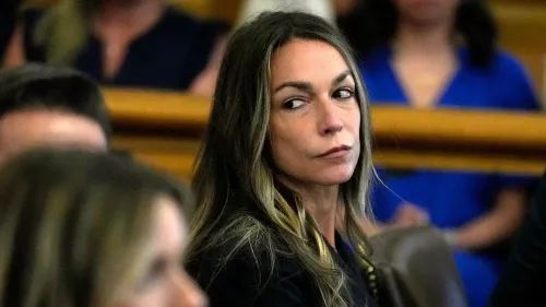 تظهر الصورة كارين ريد في قاعة المحكمة، حيث تتعلق قضيّتها بإعادة محاكمة بتهم القتل وترك مسرح الجريمة.