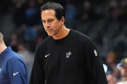 مدرب فريق ميامي هيت إريك سبويلسترا يبدو متأثراً بعد حريق دمر منزله، حيث شوهد وهو يتجول خارج العقار المحترق.