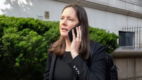 تظهر مورين كومي، المدعية العامة السابقة، أثناء حديثها في الهاتف، معبرة عن التزامها بمكافحة إساءة استخدام السلطة بعد إقالتها المفاجئة.