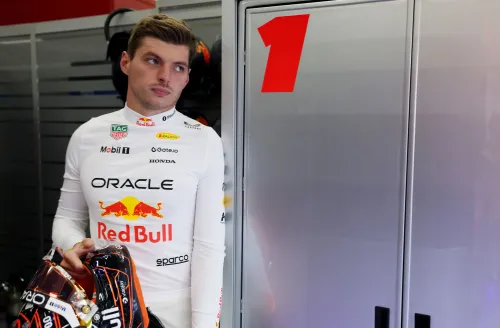 ماكس فيرشتابن، سائق ريد بُل، يقف بجانب خزانته قبل سباق جائزة المجر الكبرى، مؤكدًا استمراره مع الفريق حتى 2026.