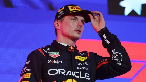 فيرستابن، سائق ريد بُل، يظهر بملامح محبطة بعد عقوبة زمنية في سباق جائزة السعودية الكبرى، مما أثر على ترتيبه في البطولة.