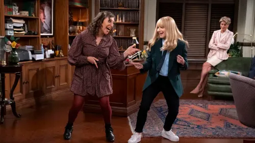 ميم بياليك وميليسا راوخ تتفاعلان بمرح في مشهد من مسلسل \"نايت كورت\"، حيث تعكس الأجواء الودية بينهما.