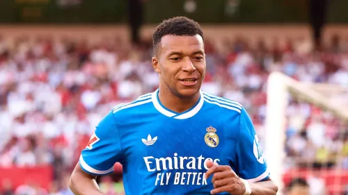 كيليان مبابي لاعب ريال مدريد يرتدي القميص الأزرق خلال مباراة استعداد للموسم الجديد مع تركيز على تحقيق الألقاب.