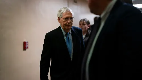 ميتشل ماكونيل، زعيم الجمهوريين السابق، يسير في ممر أثناء انتقاده لسياسة ترامب تجاه أوكرانيا ودعمه للعدوان الروسي.