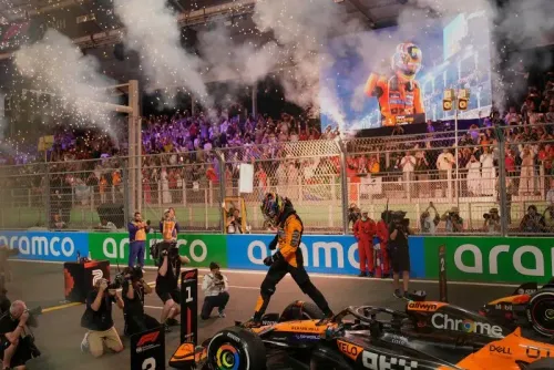 أوسكار بياستري يحتفل بفوزه في سباق جائزة السعودية الكبرى، مع الألعاب النارية والجماهير في الخلفية، بعد منافسة مثيرة مع ماكس فيرستابن.