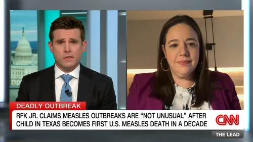 تظهر الصورة مقابلة تلفزيونية تتناول تفشي الحصبة في تكساس، مع التركيز على تصريحات حول خطورة الوضع الصحي.