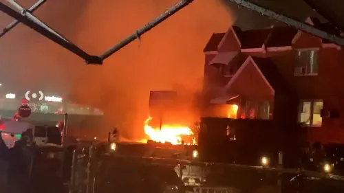 شهادة عن تحطم طائرة إخلاء طبي ذات محركين في شمال شرق فيلادلفيا، حيث ظهرت ألسنة اللهب والدخان الكثيف قرب المنازل.