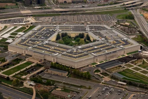 صورة جوية لمبنى البنتاغون، تظهر تصميمه المعماري الفريد والمساحات المحيطة به، في سياق النقاش حول القيود الجديدة على الصحافة.