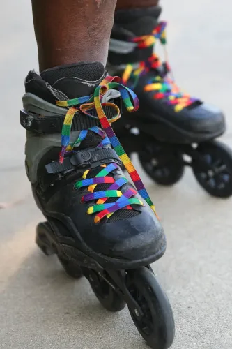 زلاجات كيفن راندولف الملونة بأربطة قوس قزح، تعكس حيويته أثناء تزلجه على بيلت لاين في أتلانتا، حيث يمثل رمزاً للمدينة.