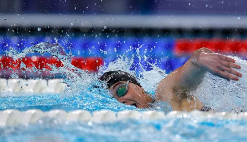 سباحة ترويت في حوض السباحة، تظهر عزمها وقوتها بعد التعافي من حادثة تعرضت لها، مع رشقات الماء حولها.