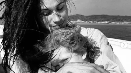 ميغان، دوقة ساسكس، تحتضن ابنتها ليليبت في صورة بالأبيض والأسود، تعبيراً عن حبها بمناسبة عيد ميلادها الرابع.