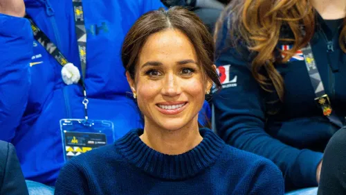 ميغان، دوقة ساسكس، مبتسمة في حدث عام، حيث أعلنت عن إطلاق علامتها التجارية الجديدة "As Ever" ومشاركة تفاصيل عن حياتها المهنية.