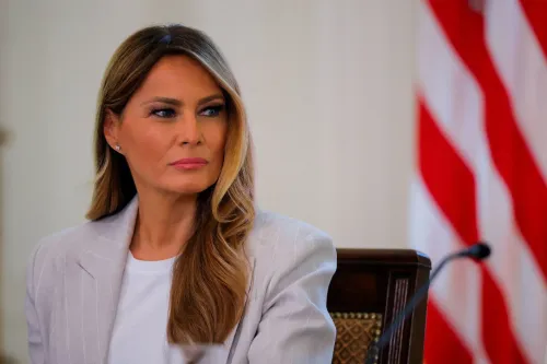 ميلانيا ترامب خلال اجتماع في البيت الأبيض، حيث دعت إلى إعداد الأطفال لنمو الذكاء الاصطناعي، مع التركيز على السلامة والتوجيه.