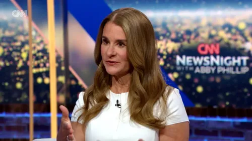 ميليندا فرينش غيتس تتحدث في برنامج CNN NewsNight، مع خلفية مضاءة، مناقشة حول تأثير الأثرياء في السياسة والمبادرات الخيرية.