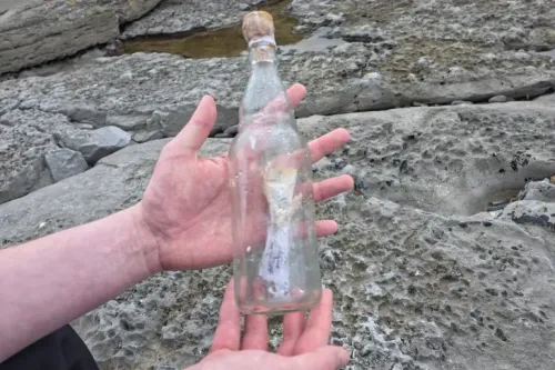 زجاجة عثر عليها على شاطئ إينشير، تحتوي على رسالة استغاثة مكتوبة بعدة لغات، مرتبطة بسفينة صيد تايوانية مفقودة.