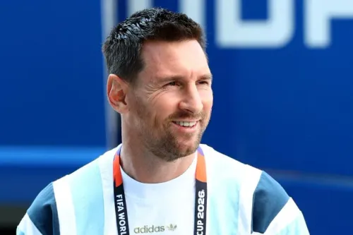 ليونيل ميسي مبتسم يرتدي بطاقة حضور كأس العالم 2026، بعد عودته لتدريبات إنتر ميامي عقب وداع الأرجنتين من المونديال.