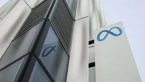 مبنى شركة ميتا يظهر من زاوية مرتفعة، مع شعار الشركة الأزرق المميز، في سياق محاكمة مكافحة الاحتكار التي تواجهها.